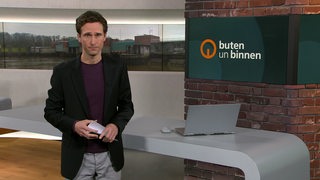 Moderator János Kereszti im buten un binnen Studio. 