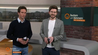 Die Moderatoren Janos Kereszti und Niko Schleicher im buten un binnen Studio. 