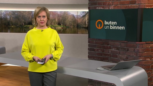 Moderatorin Kirsten Rademacher im Studio von buten un binnen. 