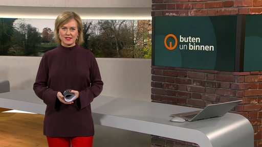 Moderatorin Kirsten Rademacher im Studio von buten un binnen. 