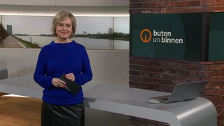 Moderatorin Kirsten Rademacher im Studio von buten un binnen.