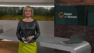 Moderatorin Kirsten Rademacher im Studio von buten un binnen. 