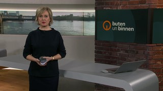 Die Moderatorin Kirsten Rademacher im Studio von buten un binnen.