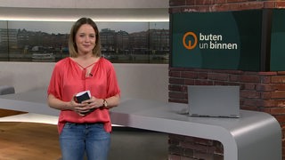 Moderatorin Lea Reinhard im Studio von buten un binnen.