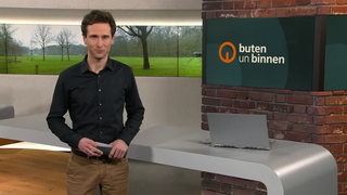 Der Moderator Janos Kereszti im Studio von buten un binnen.