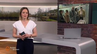 Die Moderatorin Lea Reinhard im Studio von buten un binnen.