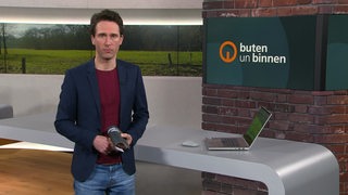Der Moderator Janos Kereszti im Studio von buten un binnen.