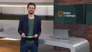 Moderator Niko Schleicher im Studio von buten un binnen. 