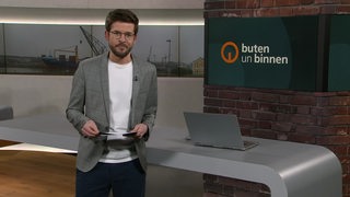 Moderator Niko Schleicher im Studio von buten un binnen.