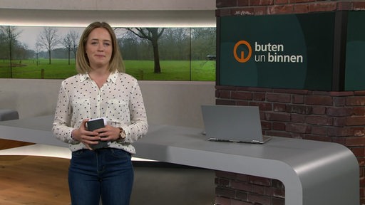 Die Moderatorin Lea Reinhard im Studio von buten un binnen.