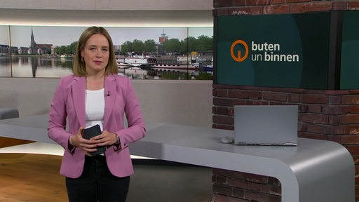 Die Moderatorin Lea Reinhard im Studio von buten un binnen.