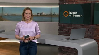 Moderatorin Lea Reinhard im Studio von buten un binnen.