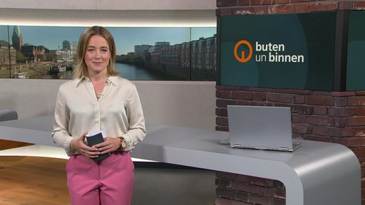 Moderatorin Lea Reinhard im buten un binnen Studio. 
