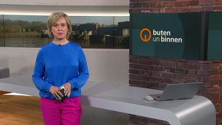 Die Moderatorin Kirsten Rademacher im Studio von buten un binnen.
