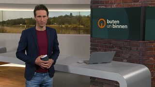 Moderator Janos Kereszti im Studio von buten un binnen