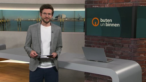 Moderator Niko Schleicher  im Studio von buten un binnen
