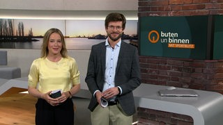 Die Moderatoren Lea Reinhard und Niko Schleicher im Studio von buten un binnen.