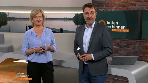 Kirsten Rademacher und Jan-Dirk Bruns im Studio von buten un binnen mit Sportblitz.
