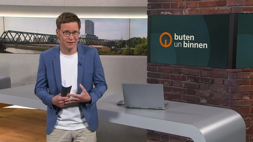 Moderator Felix Krömer im Studio von buten un binnen