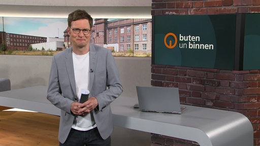 Der Moderator Felix Krömer im Studio von buten un binnen.