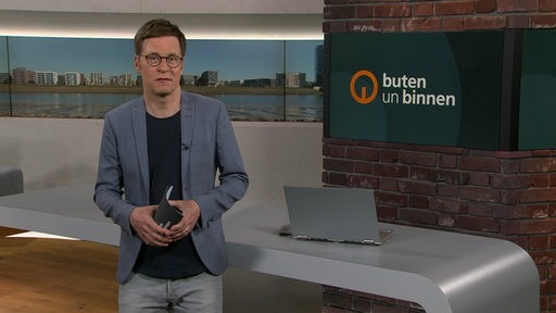 Der Moderator Felix Krömer im Studio von buten un binnen.