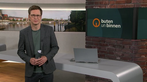 Moderator Felix Krömer im buten un binnen Studio. 