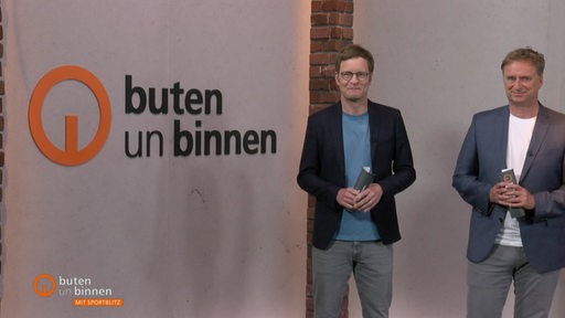 Die Moderatoren Felix Krömer und Stephan Schiffner im buten un binnen mit Sportblitz Studio. 