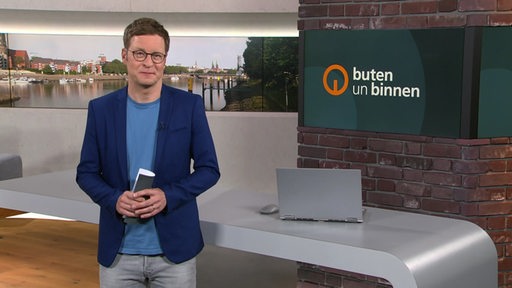 Moderator Felix Krömer im Studio von buten un binnen.