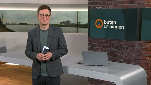 Der Moderator Felix Krömer im Studio von buten un binnen.