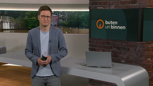 Moderator Felix Krömer im Studio von buten un binnen.