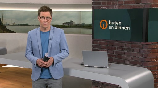 Moderator Felix Krömer im Studio von buten un binnen.