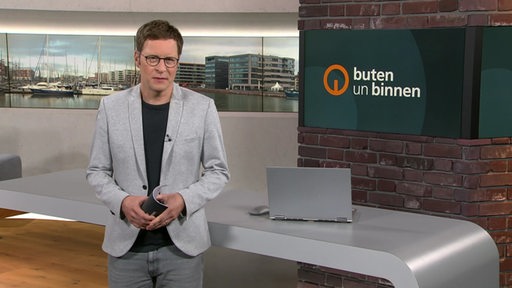 Der Moderator Felix krömer im Studio von buten un binnen.