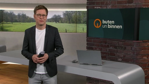 Der Moderator Felix Krömer im Studio von buten un binnen.