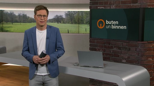 Der Moderator Felix Krömer im Studio von buten un binnen.