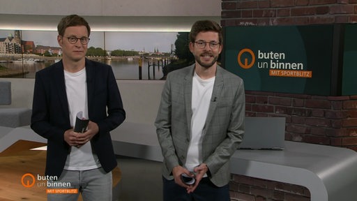 Moderatoden Felix Krömer und Niko Schleicher im Studio von buten un binnen