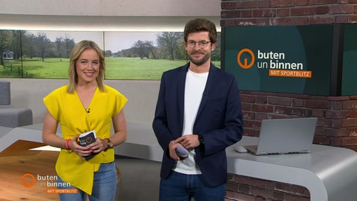 Moderatorin Lea Reichard und Sportblitz Moderator Niko Schleicher im buten un binnen Studio. 