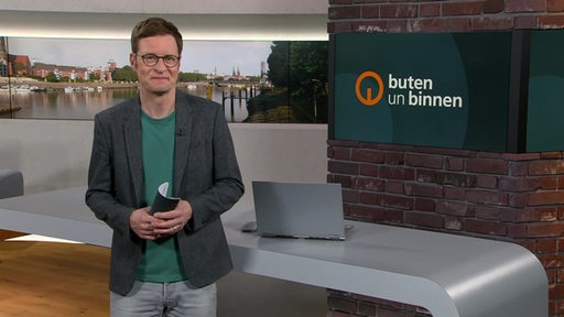 Der Moderator Felix Krömer im Studio von buten un binnen.