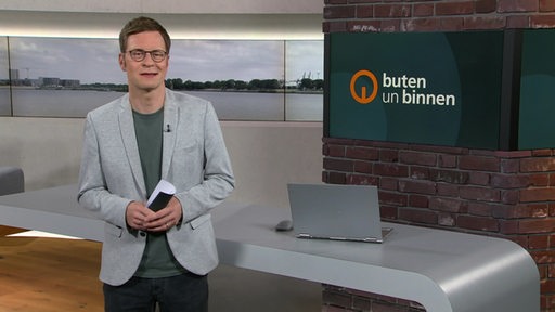 Zu sehen ist der Moderator Felix Krömer im Studio von buten un binnen.