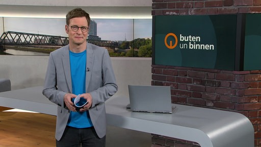 Der Moderator Felix Krömer im Studio von buten un binnen.