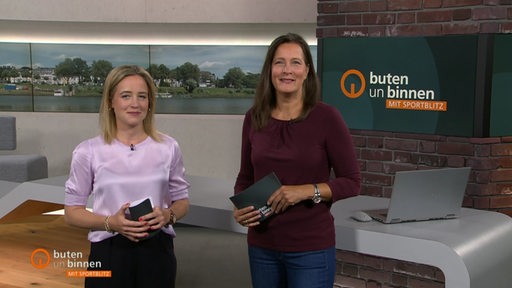 Die Moderatorinnen Lea Reinhard und Pascale Ciesla im Studio von buten un binnen.