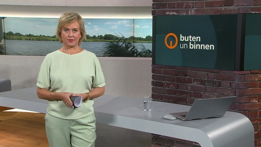 Moderatorin Kirsten Rademacher im Studio von buten un binnen. 