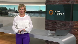 Moderatorin Kirsten Rademacher im Studio von buten un binnen