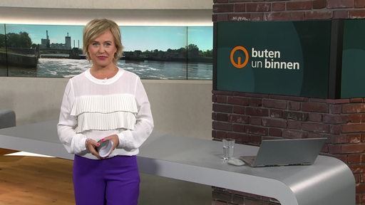 Moderatorin Kirsten Rademacher im Studio von buten un binnen