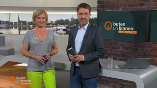 Moderatorinnen Kirsten Rademacher und Jan-Dirk Bruns im Studio von buten un binnen