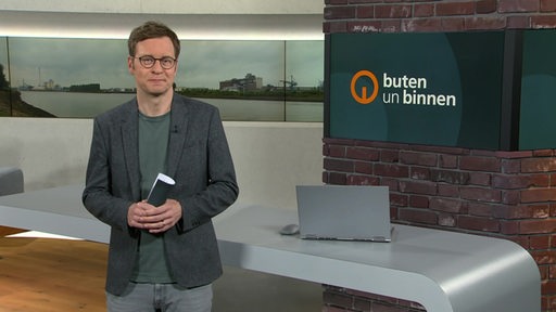 Moderator Felix Krömer im Studio von buten un binnen.