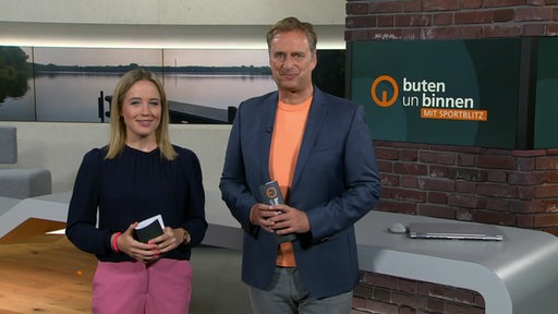 Die Moderatoren Lea Reinhard und Stephan Schiffner im Studio von buten un binnen.