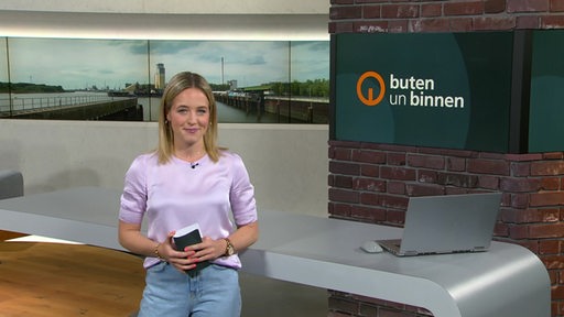 Die Moderatorin Lea Reinhard im Studio von buten un binnen.