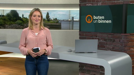 Moderatorin Lea Reinhard im Studio von buten un binnen. 