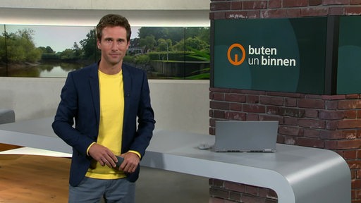 Moderator Janos Kereszti im Studio von buten un binnen.