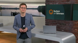 Moderator Felix Krömer im Studio von buten un binnen.